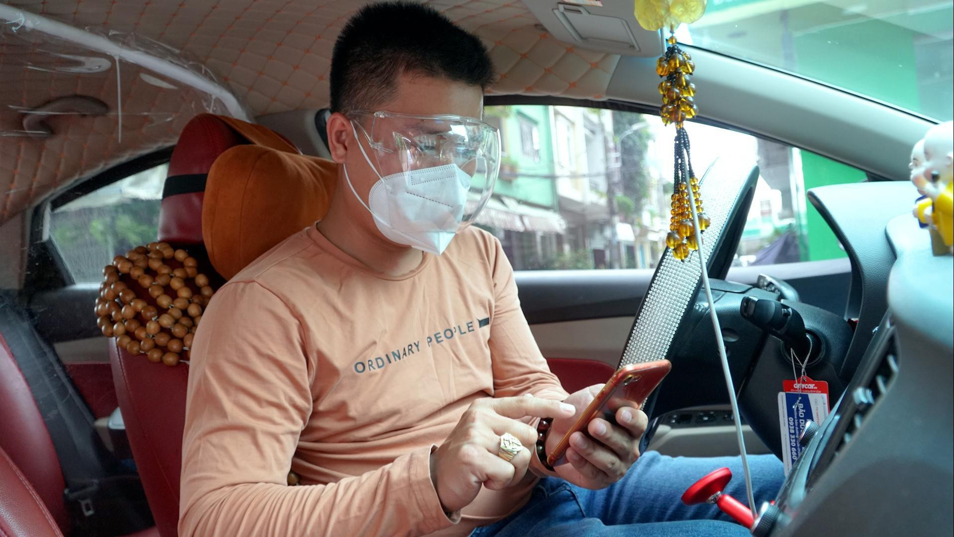 Tài xế chuẩn bị đăng ký chạy taxi với xe nhà