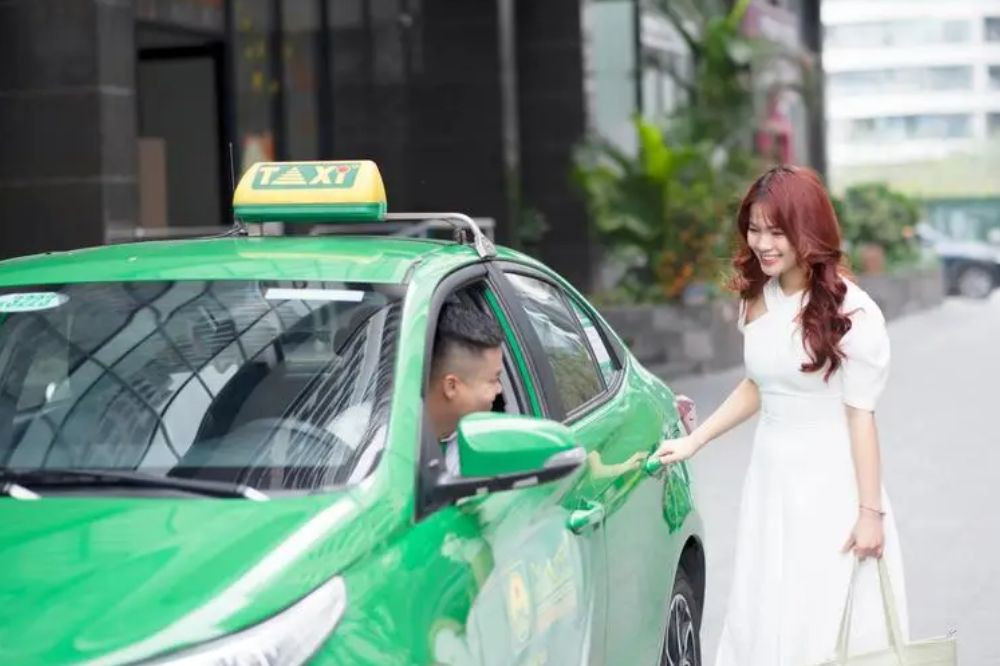 Tài xế Mai Linh tận tâm phục vụ khách hàng sử dụng dịch vụ taxi Châu Đốc An Giang