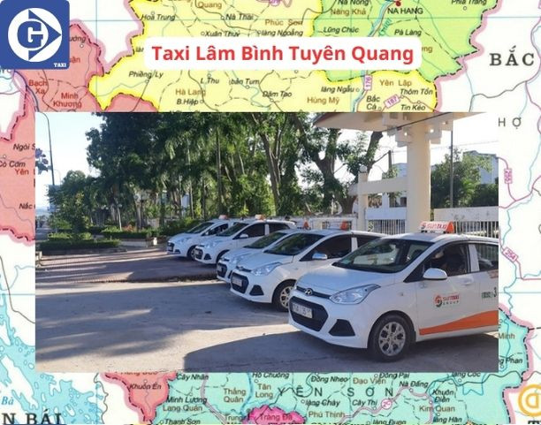 Tài xế mở cửa xe taxi sẵn sàng đón khách