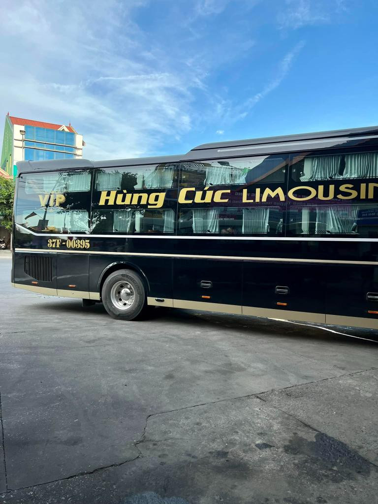Tài xế Nhà xe Hùng Cúc kiểm tra trước chuyến đi
