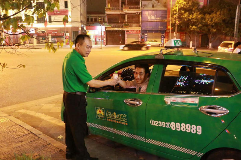Tài xế taxi đang đợi khách ở một thành phố