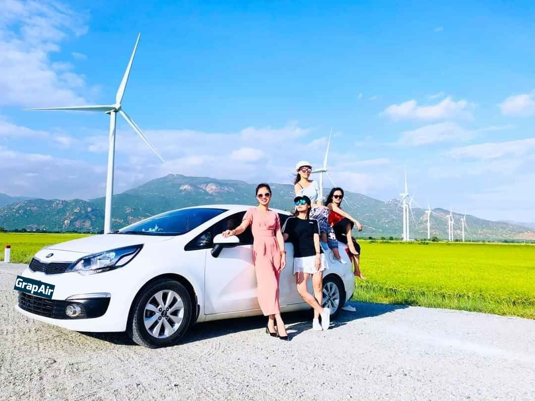 Tài xế taxi đang mở cửa xe cho khách