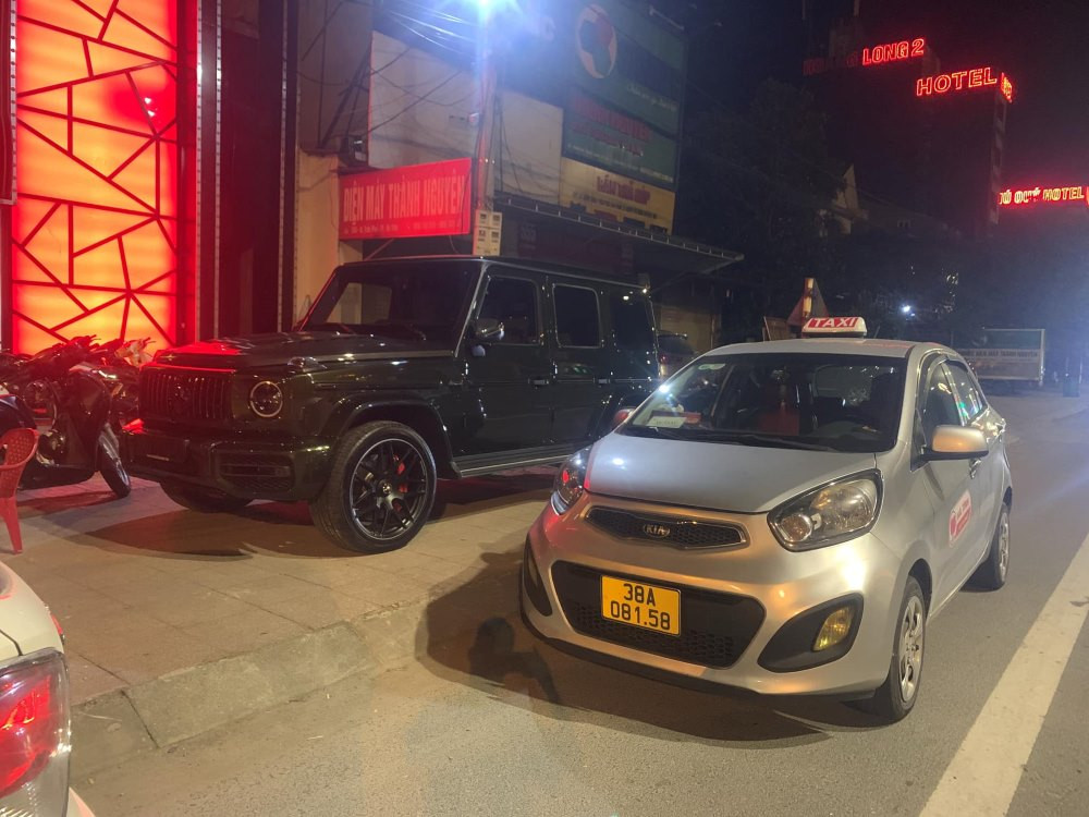 Tài xế taxi đang mở cửa xe, thể hiện sự sẵn sàng phục vụ khách hàng đặt xe công nghệ tại Đức Trọng.