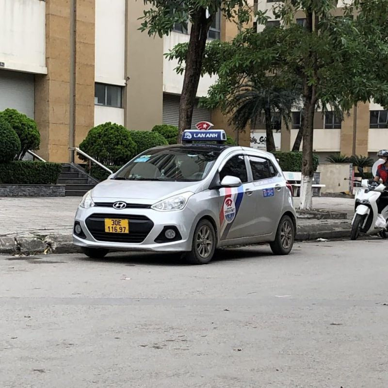 Tài xế taxi Lan Anh Hoài Đức thân thiện, chuyên nghiệp, luôn sẵn sàng đón khách sau khi đặt qua tổng đài taxi Lan Anh.