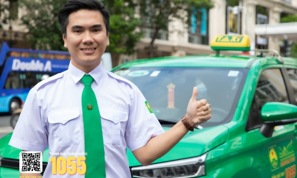 Tài xế taxi Mai Linh đang mở cửa xe cho khách hàng, thể hiện sự chuyên nghiệp và tận tâm