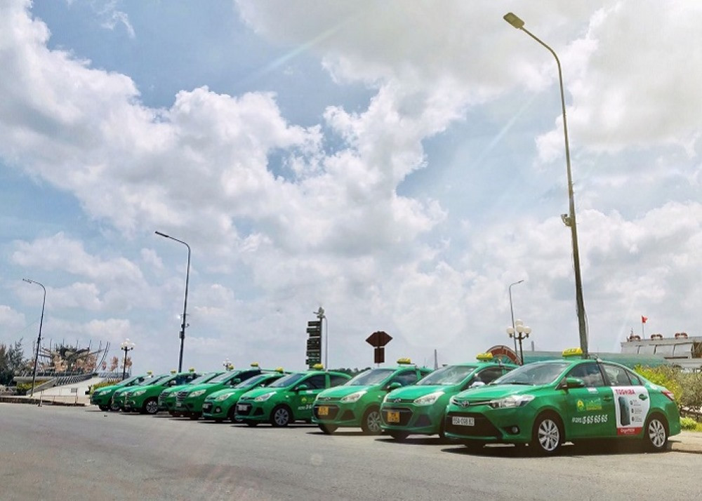 Tài xế taxi Mai Linh phục vụ khách hàng chu đáo ở Bình Dương