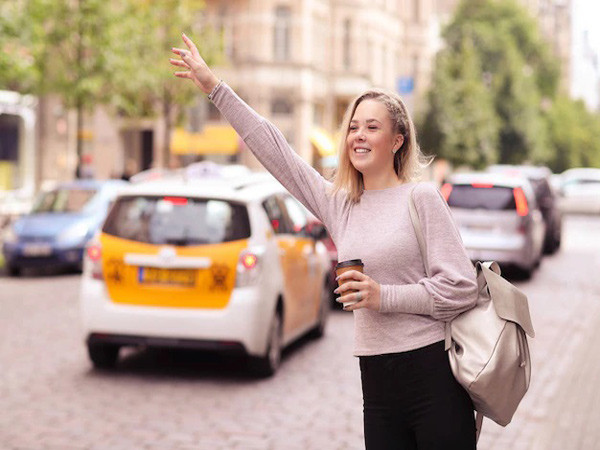 Tài xế **taxi phú lương thái nguyên** chuyên nghiệp với đồng phục chỉnh tề đang chào đón khách