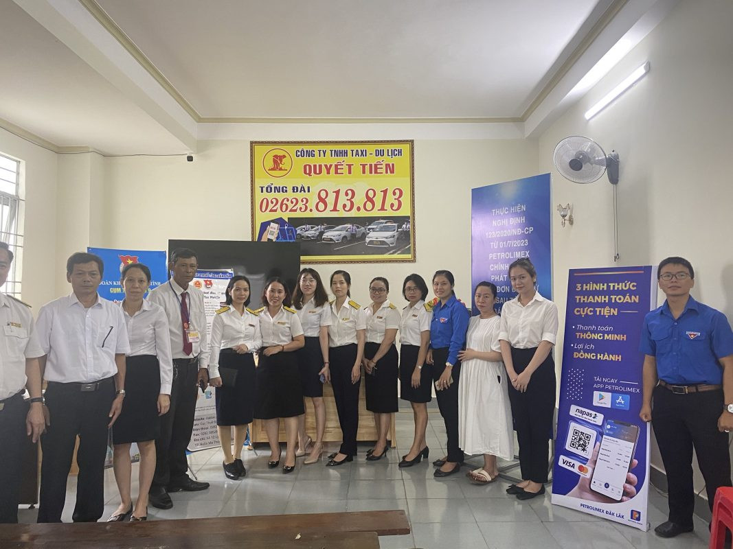 Tài xế Taxi Quyết Tiến đang mở cửa xe đón khách trên đường phố Buôn Ma Thuột