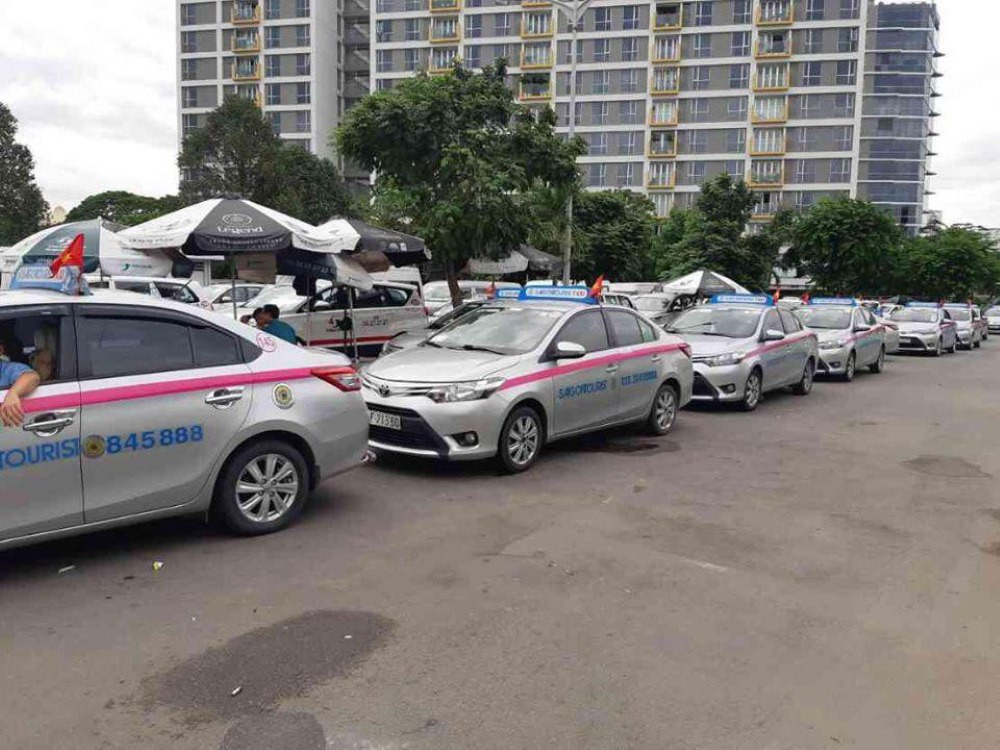 Tài xế taxi Sài Gòn Tourist lịch sự mỉm cười, thể hiện dịch vụ chuyên nghiệp