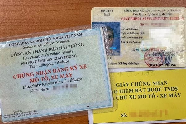 Tài xế tìm kiếm giấy tờ xe bị mất cắp