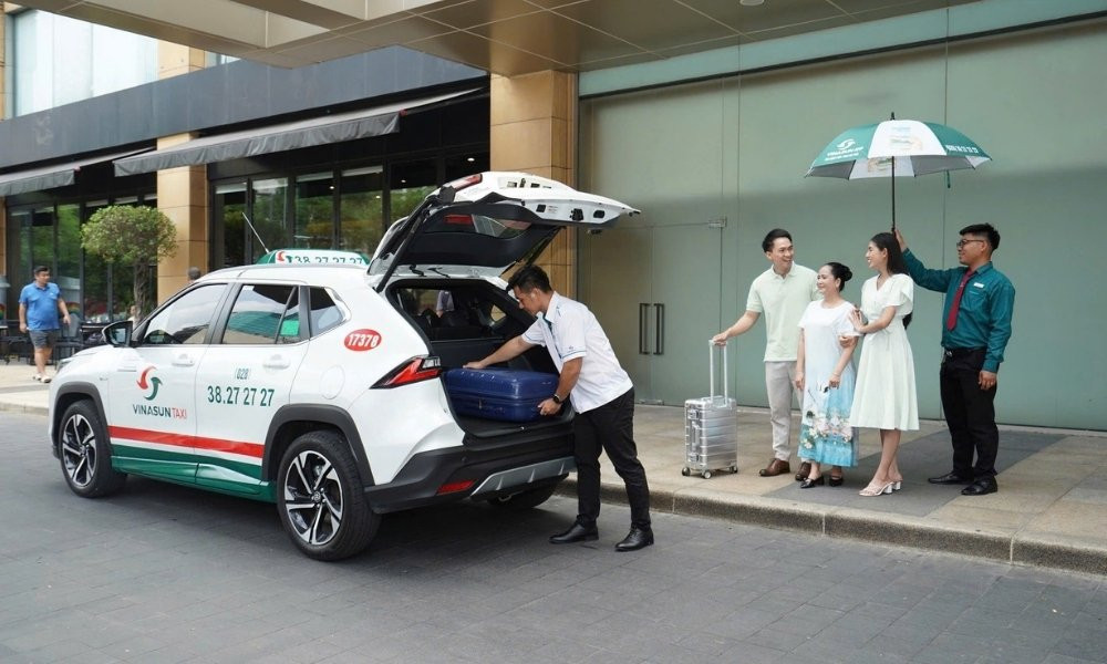 Tài xế Vinasun hỗ trợ hành khách tận tình, đảm bảo chuyến đi thoải mái tại Bình Phước.