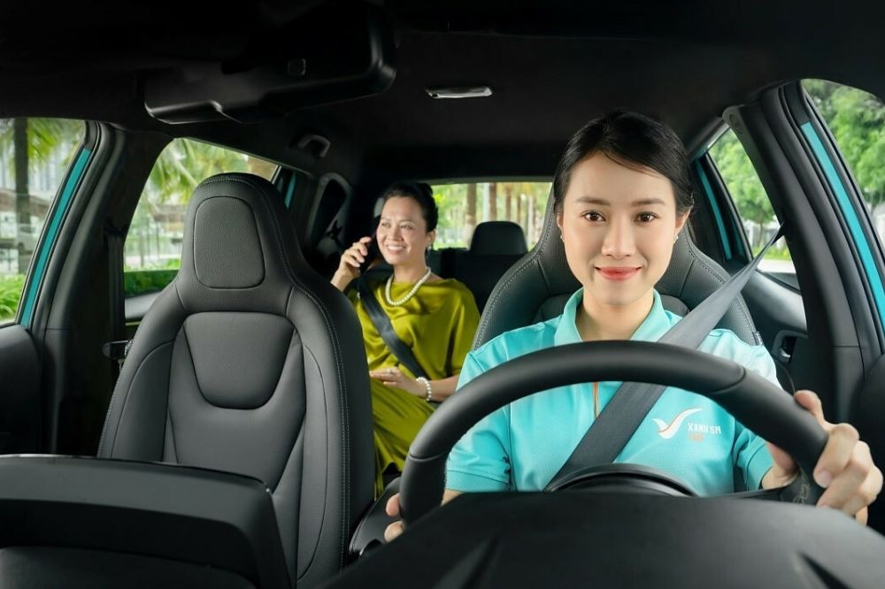 Tài xế Xanh SM đang phục vụ khách hàng với thái độ chuyên nghiệp, thể hiện dịch vụ tận tâm của taxi xanh