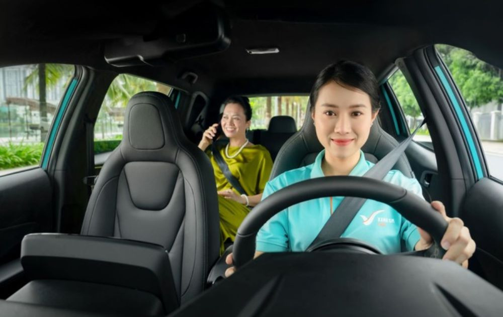 Tài xế Xanh SM đang tập trung lái xe, minh họa tầm quan trọng của hiệu suất làm việc và kinh nghiệm trong việc đạt lương taxi xanh sm cao.
