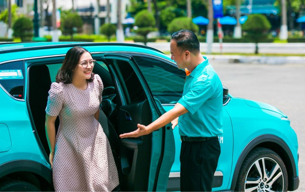 Tài xế Xanh SM thân thiện chào đón khách hàng, nhấn mạnh vai trò của thái độ phục vụ chuyên nghiệp trong việc tăng thu nhập và lương taxi xanh sm.