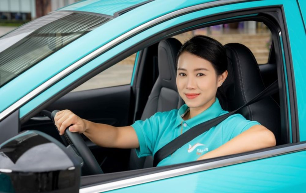 Tài xế Xanh SM trên xe điện VF e34 tại Hà Nội