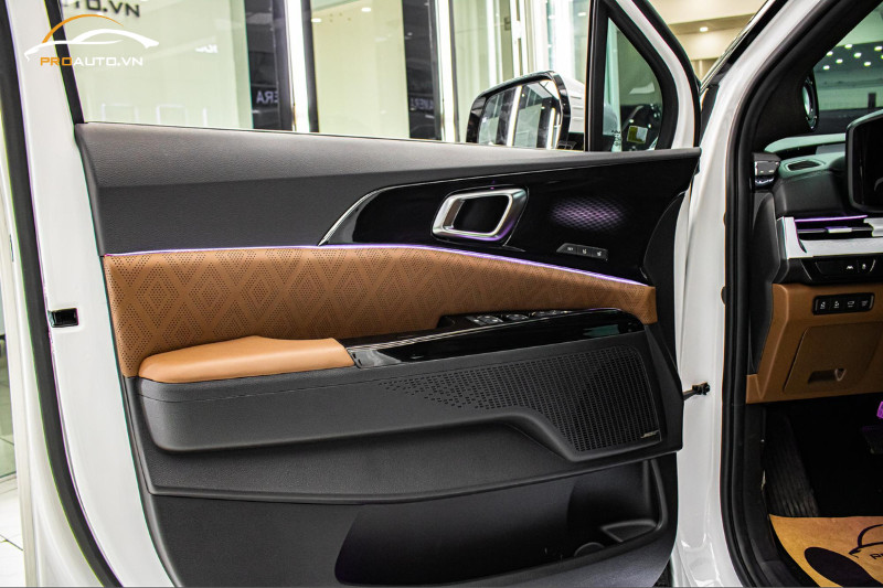 Tapi cửa xe Kia Rondo được bọc da mới
