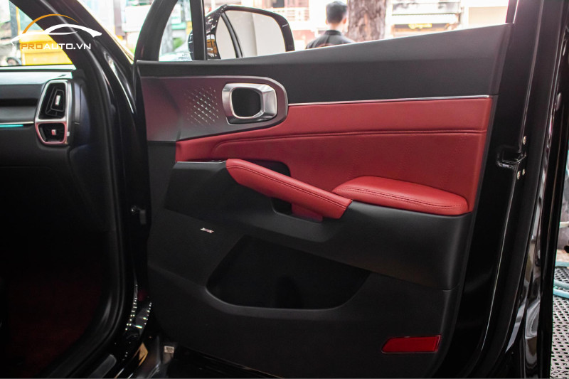 Tapi cửa xe Kia Sorento được bọc da, tạo sự đồng nhất với nội thất