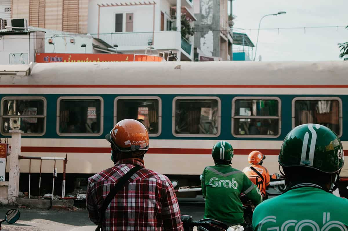 Tàu hỏa chạy ngang qua cảnh đẹp trên hành trình taxi Mũi Né đi TP.HCM