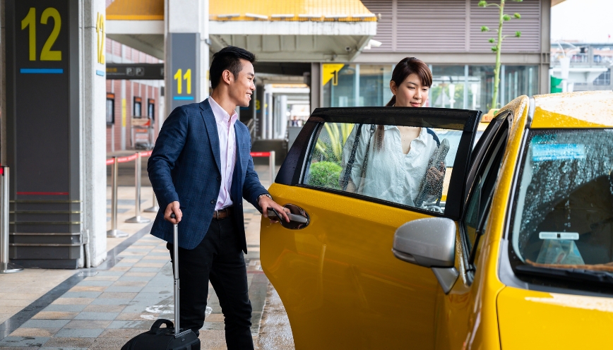 Khách du lịch đặt xe taxi nhanh chóng ở khách sạn