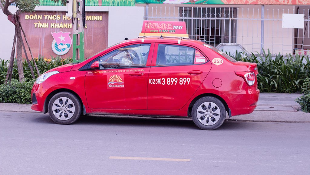 Taxi Bình Minh với màu đỏ nổi bật thu hút mọi du khách