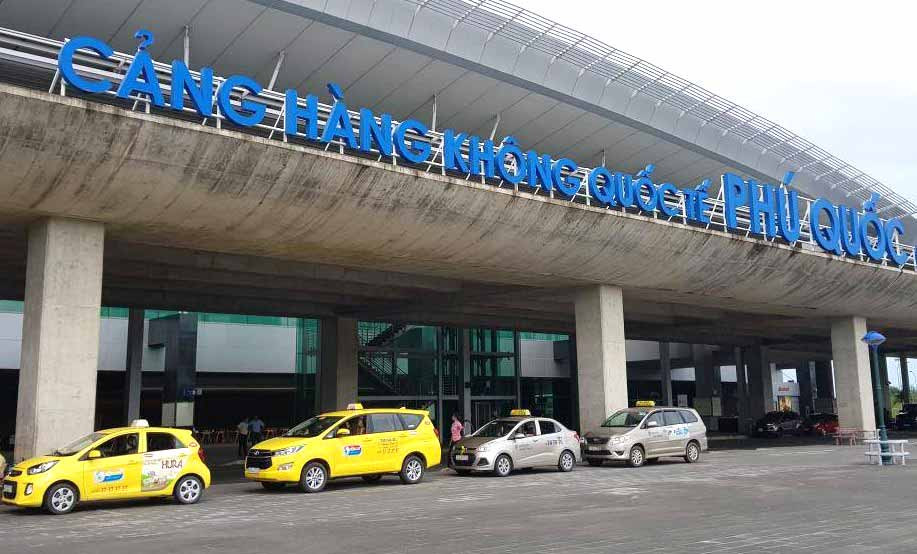 Taxi đậu chờ khách tại sân bay quốc tế Phú Quốc, một lựa chọn phổ biến cho chuyến đi taxi 37 Phú Quốc