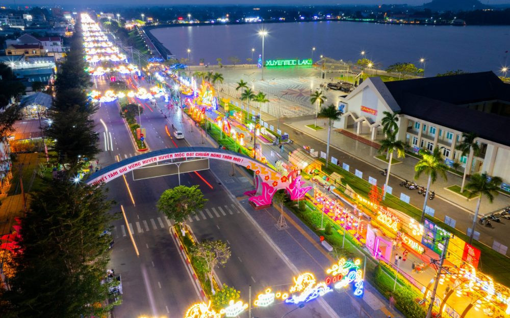 Taxi điện Xanh SM di chuyển trên đường phố Xuyên Mộc