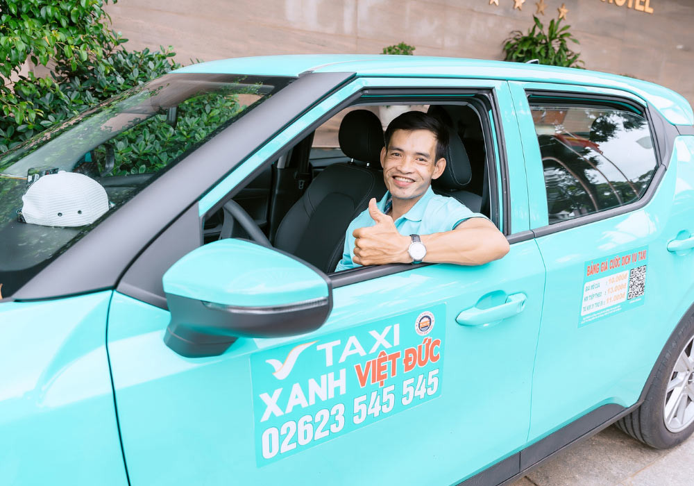 Taxi điện Xanh SM với màu xanh lục lam đặc trưng