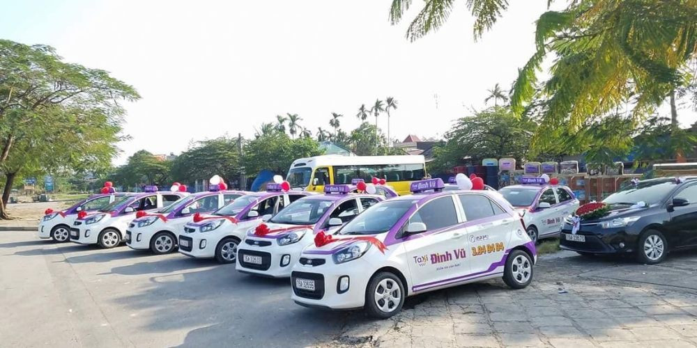 Taxi Đình Vũ với màu trắng sọc tím đặc trưng, phục vụ taxi An Dương Hải Phòng