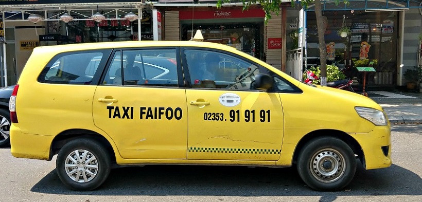 Taxi Faifoo màu vàng nổi bật trên đường phố Hội An