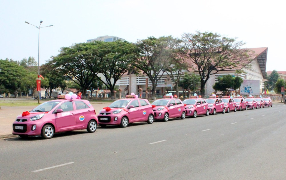 Taxi Hoàng Anh với màu sắc hồng nổi bật tại Đông Hà