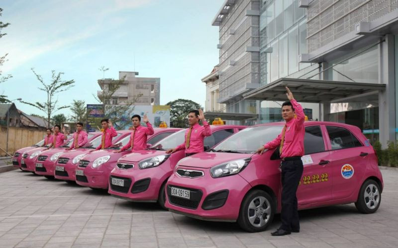 Taxi Hoàng Hợp với màu hồng thương hiệu cực kỳ nổi bật trên đường phố, một số xe taxi Hà Nội đáng tin cậy