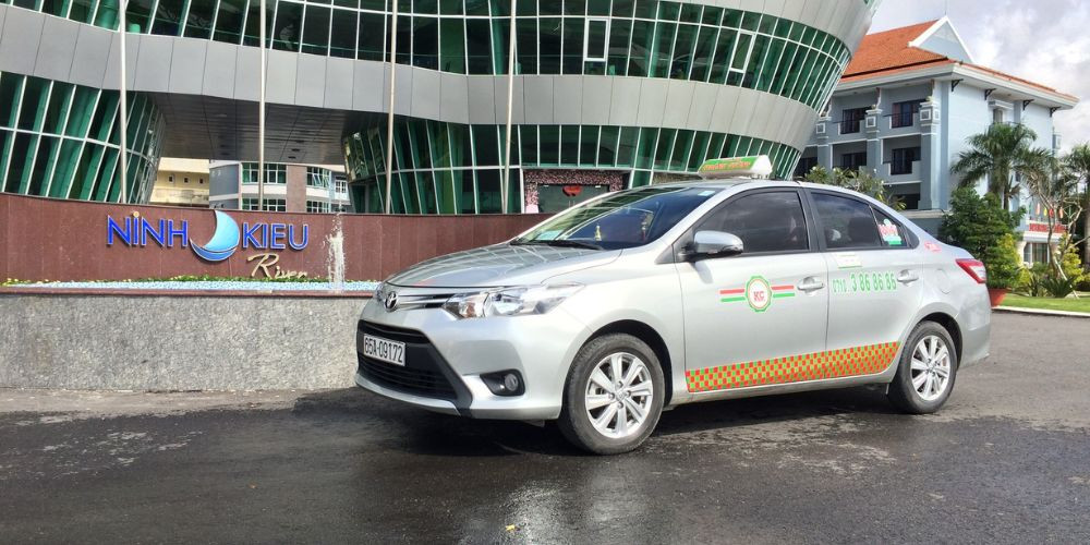 Taxi Khánh Cường Cần Thơ với logo nhận diện đặc trưng trên thân xe