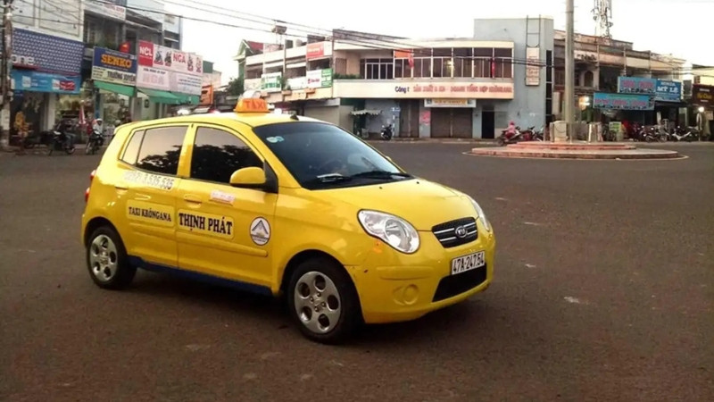 Taxi Krông Ana Thịnh Phát với màu vàng nổi bật, dễ dàng nhận diện khi tìm taxi sân bay bmt.