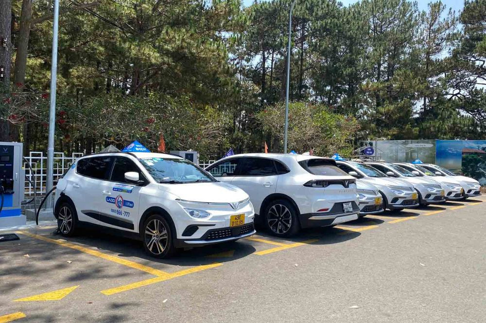 Taxi Lado tiên phong trong việc chuyển đổi xanh với dòng xe điện Vinfast phục vụ tại Di Linh