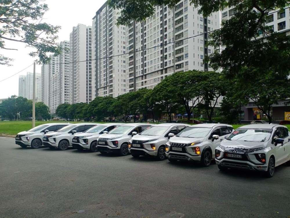 Taxi Lai Vung với màu sắc đặc trưng đang di chuyển trên đường phố Sa Đéc