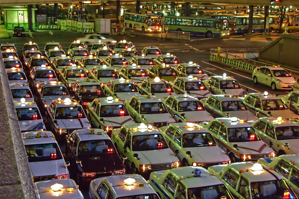 taxi ở nha trang chờ đón khách du lịch tại thành phố biển