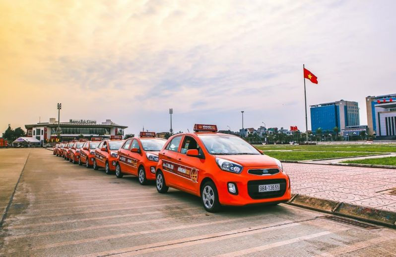 Taxi Quang Châu Bắc Giang đang di chuyển trên đường phố Việt Yên