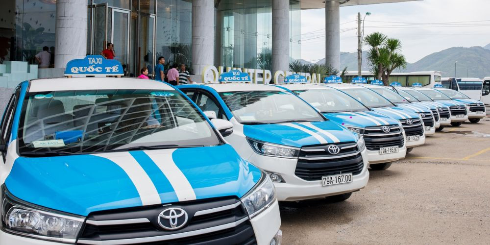Taxi Quốc Tế dễ dàng nhận diện với màu trắng - xanh dương đặc trưng