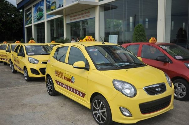 Taxi Rạng Đông với màu vàng nổi bật trên các tuyến đường Thanh Hóa