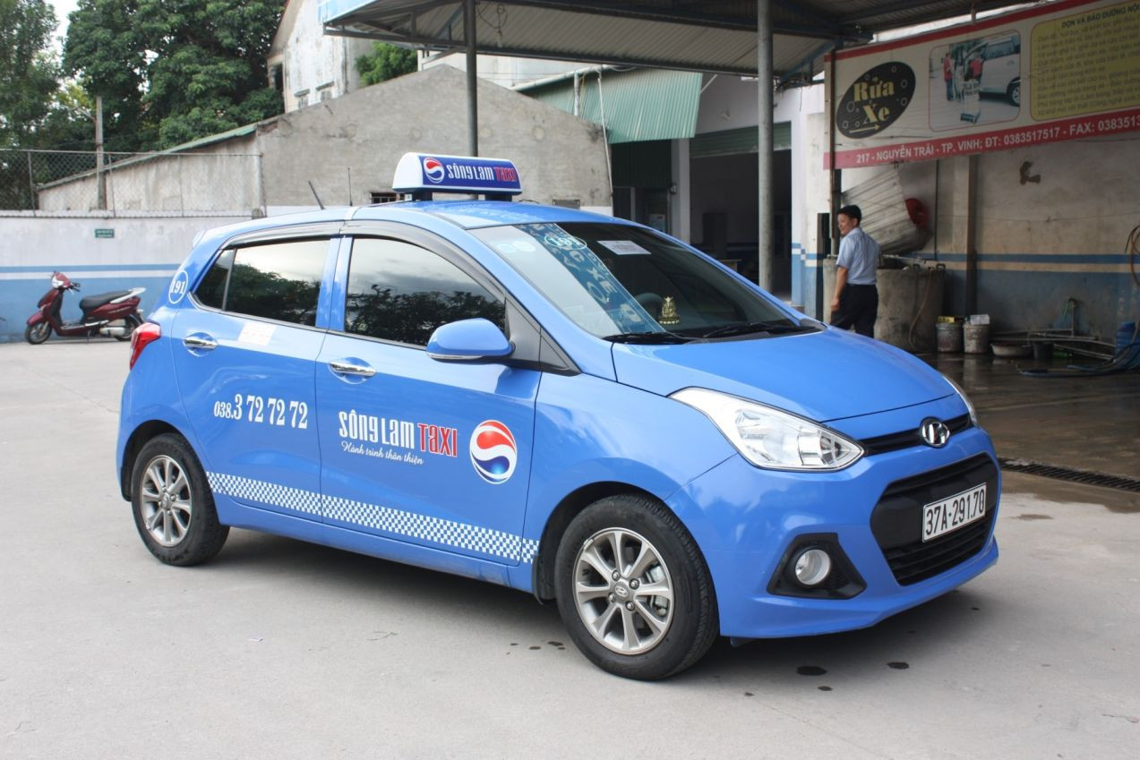 Taxi Sông Lam với màu xanh lam đặc trưng dễ dàng nhận biết
