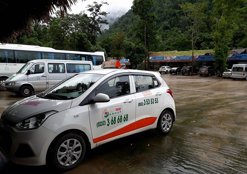 Taxi Vinasun Quy Nhơn đang di chuyển trên đường phố, minh họa cho dịch vụ taxi chuyên nghiệp, dễ dàng liên hệ qua số điện thoại taxi Quy Nhơn.