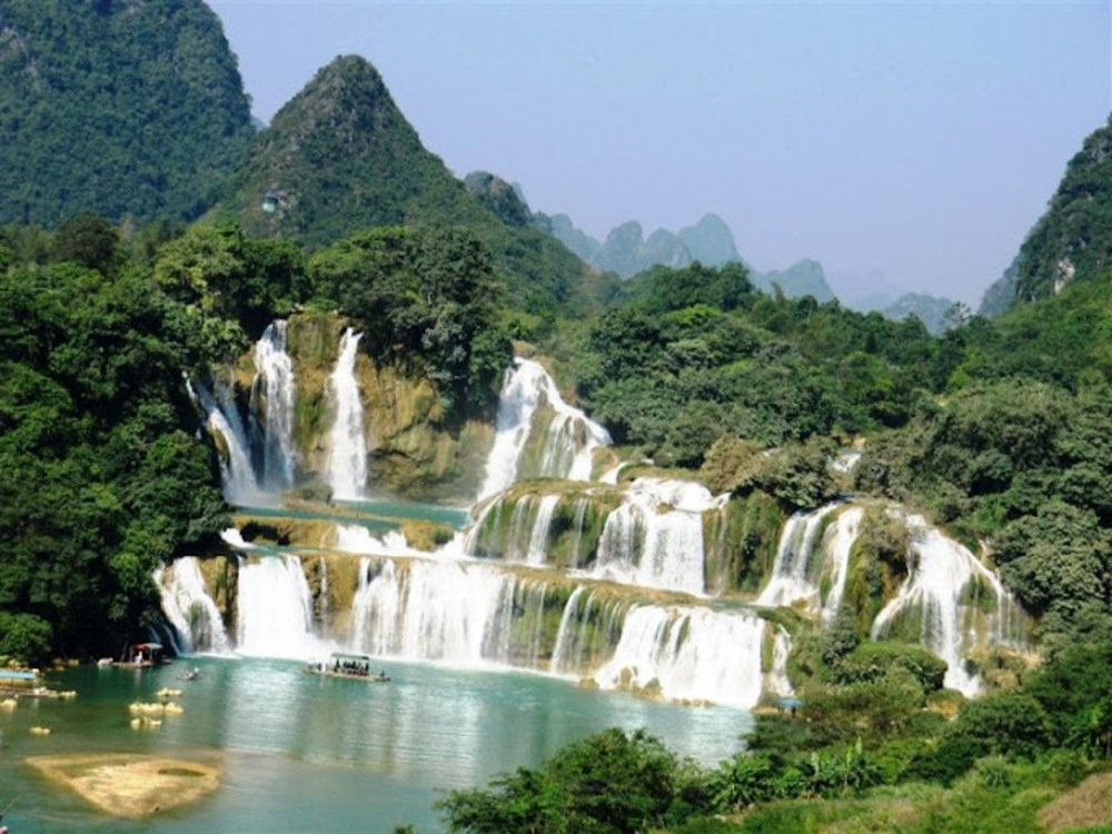 Thác nước chảy qua các bậc đá tự nhiên tạo thành 9 tầng