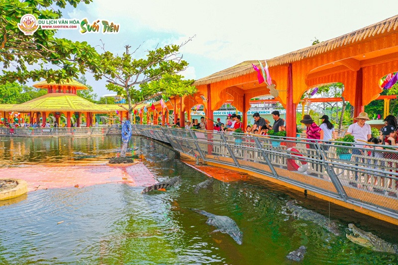 tham quan Vương quốc Cá Sấu, một trong những điểm nhấn hấp dẫn với hàng ngàn cá sấu