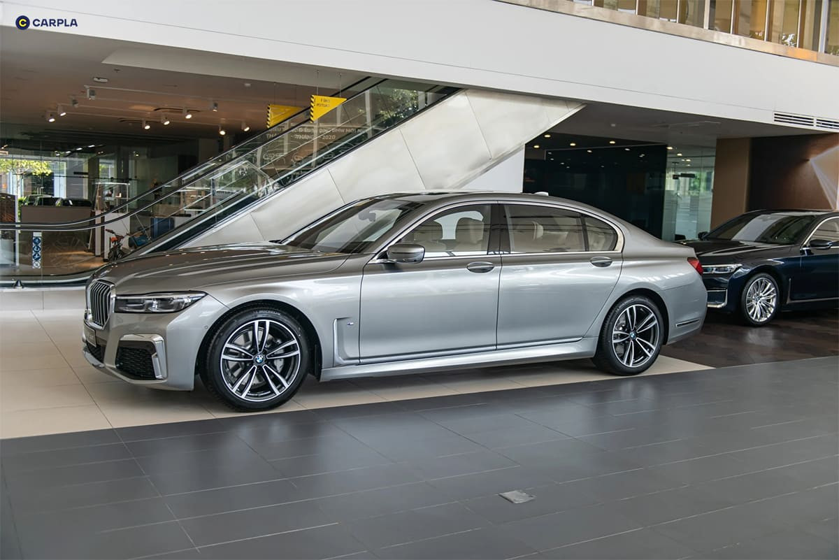 Thân xe BMW 730Li dài và lịch lãm với đường nét chrome