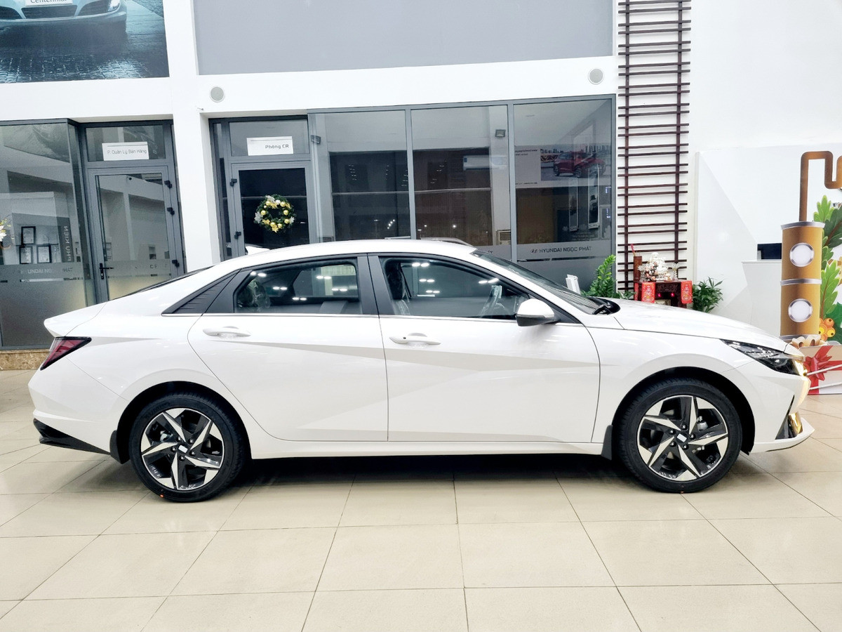 Thân xe Hyundai Elantra 2020 với đường nét mượt mà và la-zăng 17 inch mới