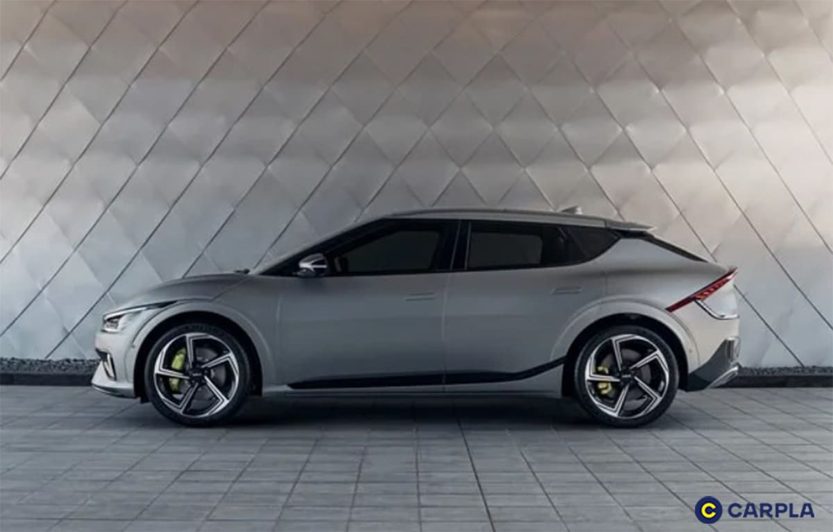Thân xe KIA EV6 với đường nét vuốt cong thể thao và mâm hợp kim đa chấu.