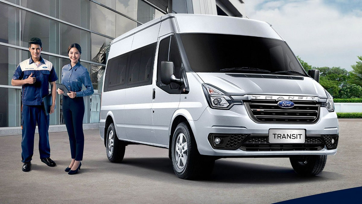 Thân xe lắp đặt kính cách nhiệt tối màu và gương chiếu hậu hình chữ nhật