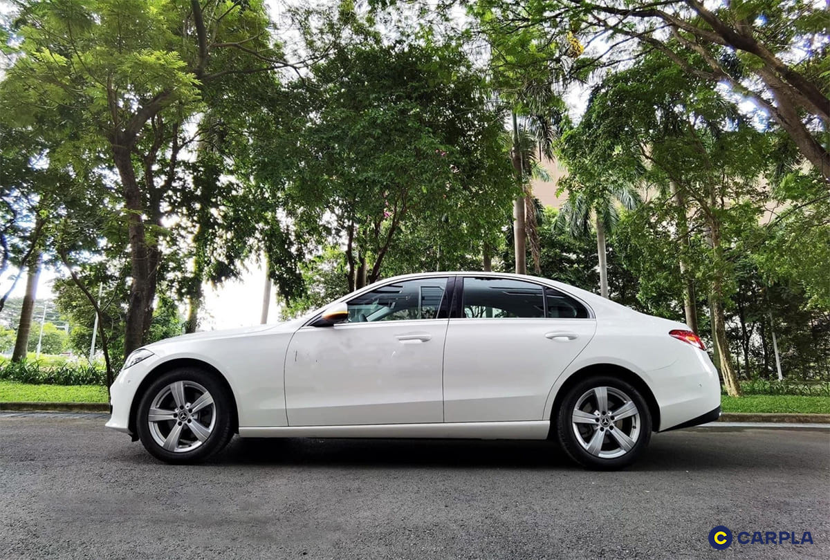 Thân xe Mercedes C200 với đường nét thiết kế mượt mà và trục cơ sở dài