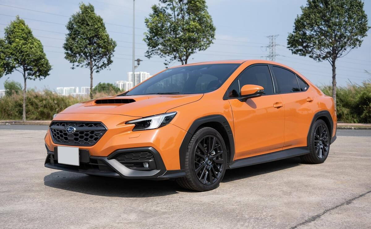 Thân xe Subaru WRX với đường nét năng động và bộ mâm hợp kim đa chấu