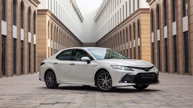 Thân xe Toyota Camry 2022 sang trọng với đường gân dập nổi
